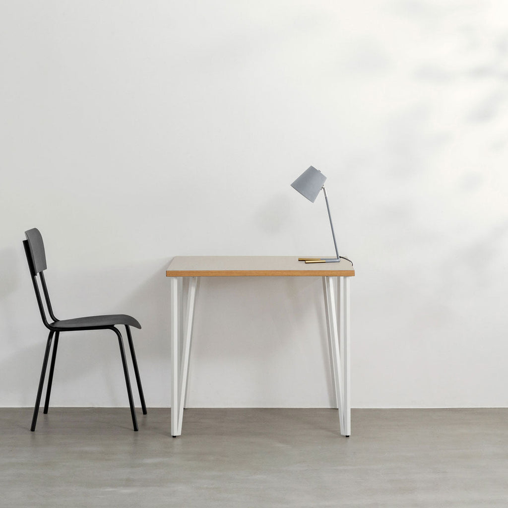 KANADEMONOのリノリウムPebble天板とトライアングルStraightホワイト脚4本を組み合わせた80cmスクエア型のカフェテーブル（使用例2）