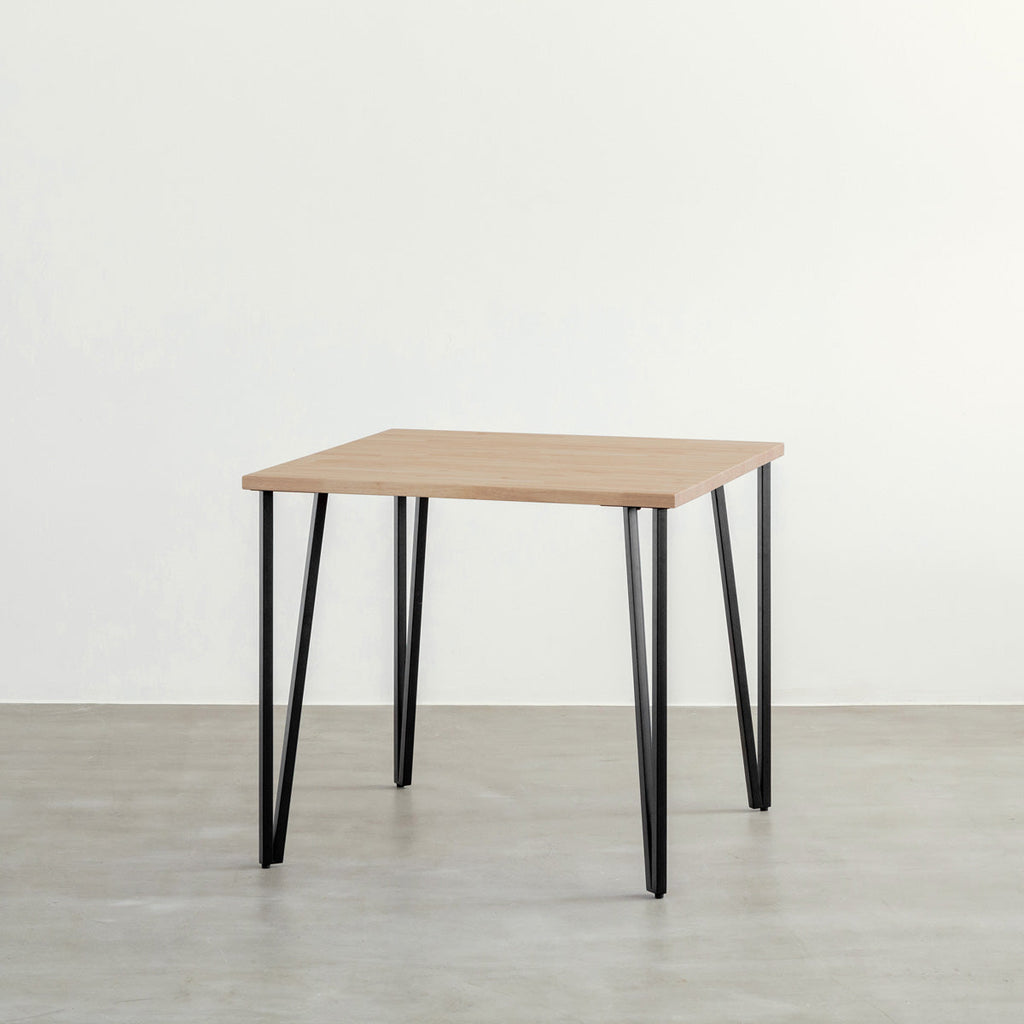 KANADEMONOのラバーウッドアッシュとブラックトライアングルピン4本を組み合わせた一辺80cmスクエア型のカフェテーブル3