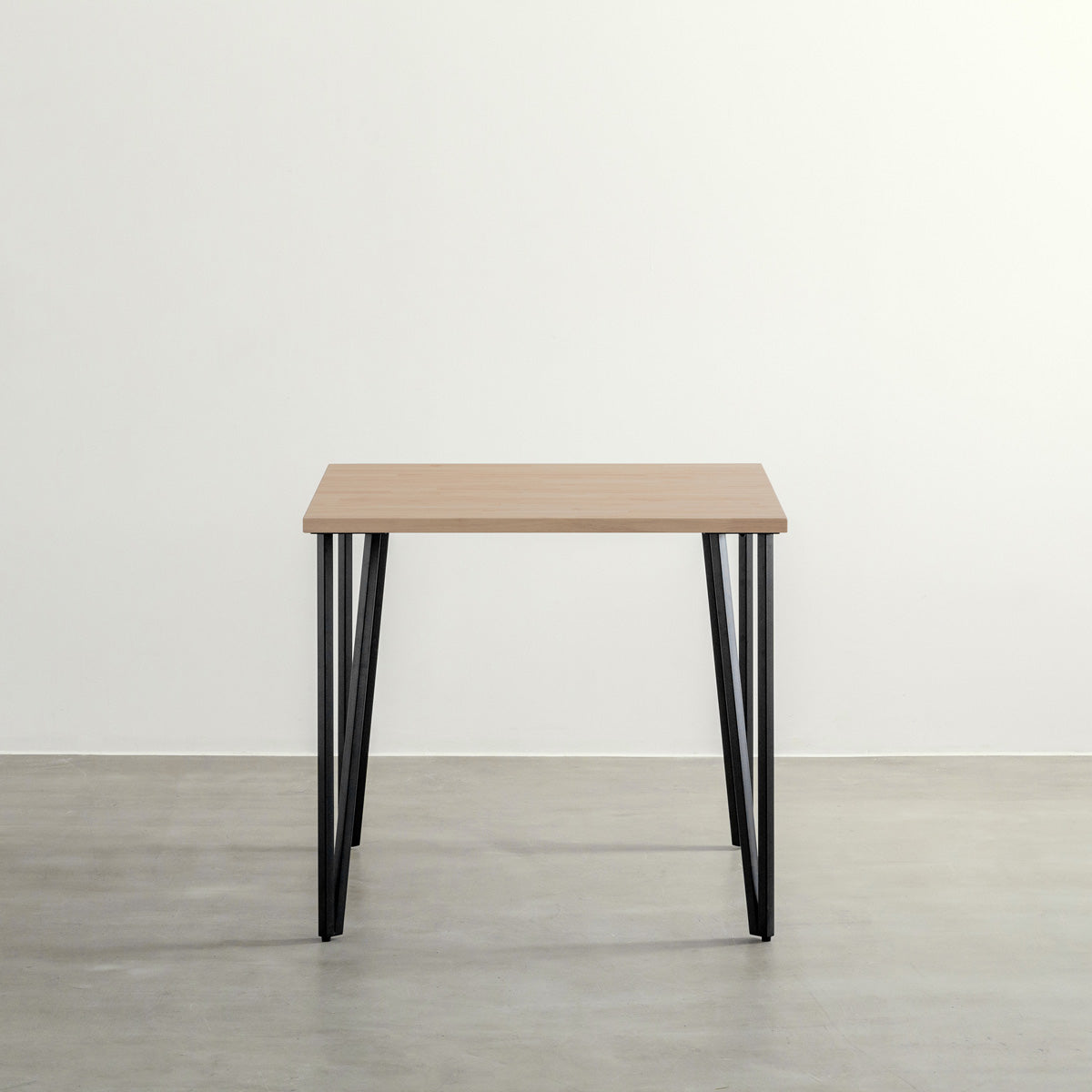 KANADEMONOのラバーウッドアッシュとブラックトライアングルピン4本を組み合わせた一辺80cmスクエア型のカフェテーブル2