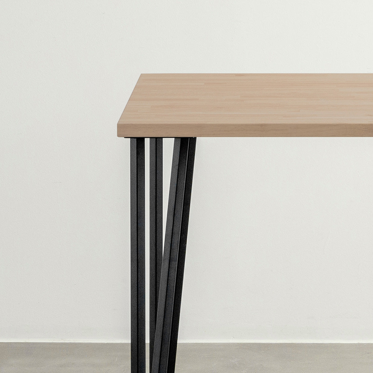 KANADEMONOのラバーウッドアッシュとブラックトライアングルピン4本を組み合わせた一辺80cmスクエア型のカフェテーブル（天板と脚2）