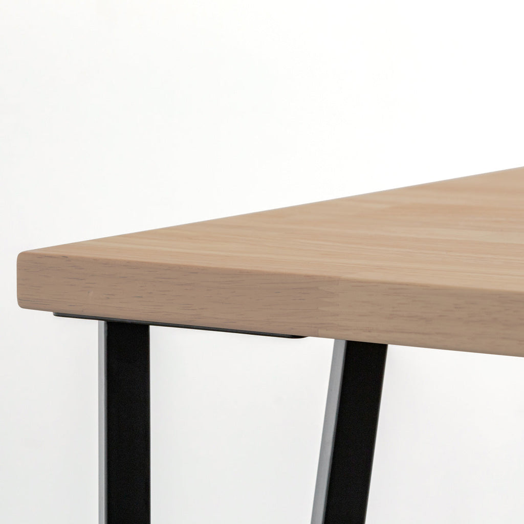 KANADEMONOのラバーウッドアッシュとブラックトライアングルピン4本を組み合わせた一辺80cmスクエア型のカフェテーブル（天板と脚）