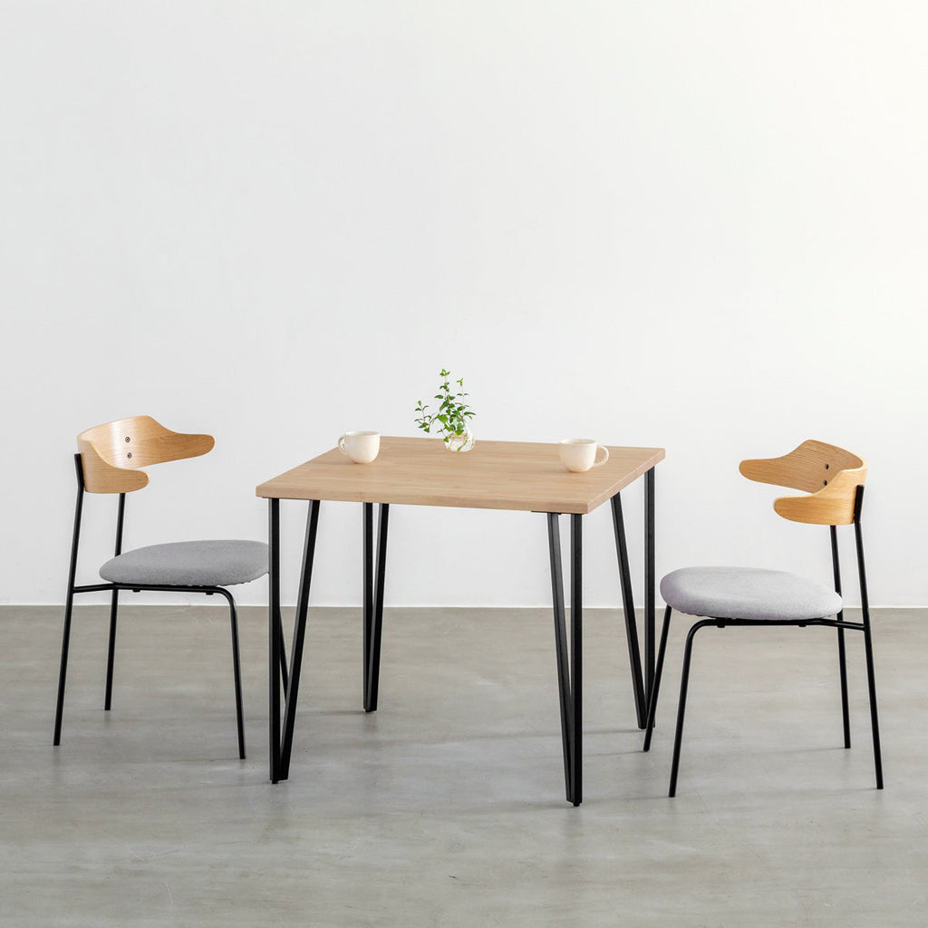 KANADEMONOのラバーウッドアッシュとブラックトライアングルピン4本を組み合わせた一辺80cmスクエア型のカフェテーブルのコーディネート例1