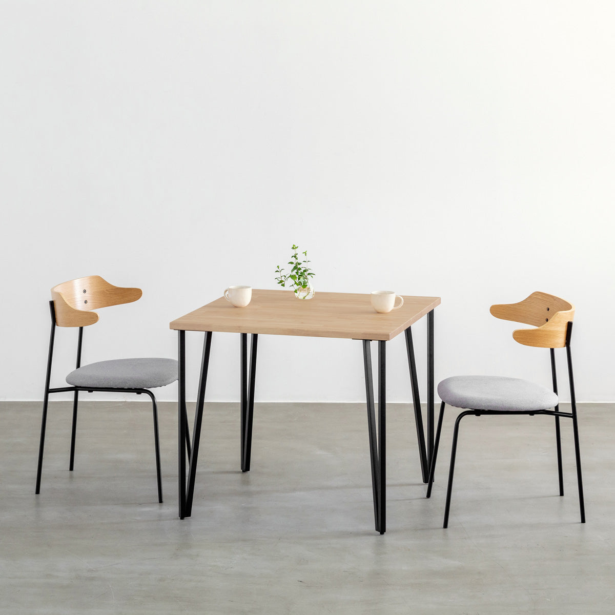 KANADEMONOのラバーウッドアッシュとブラックトライアングルピン4本を組み合わせた一辺80cmスクエア型のカフェテーブルのコーディネート例1