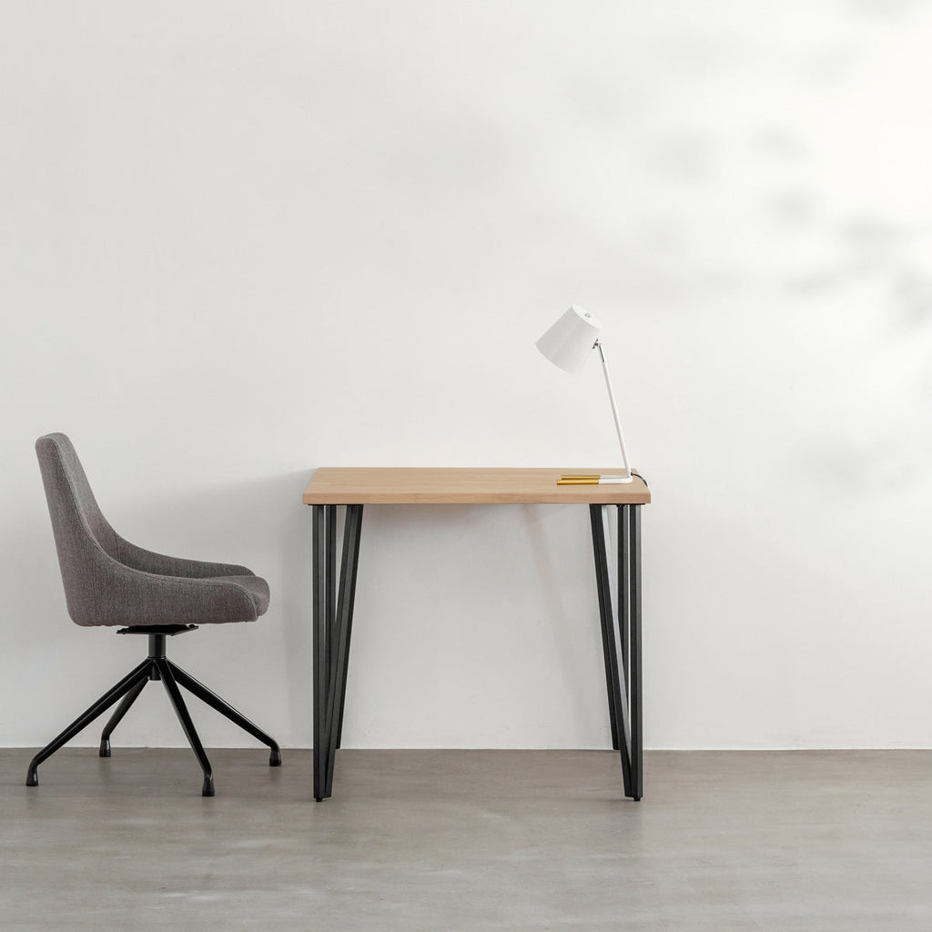 KANADEMONOのラバーウッドアッシュとブラックトライアングルピン4本を組み合わせた一辺80cmスクエア型のカフェテーブルのコーディネート例2