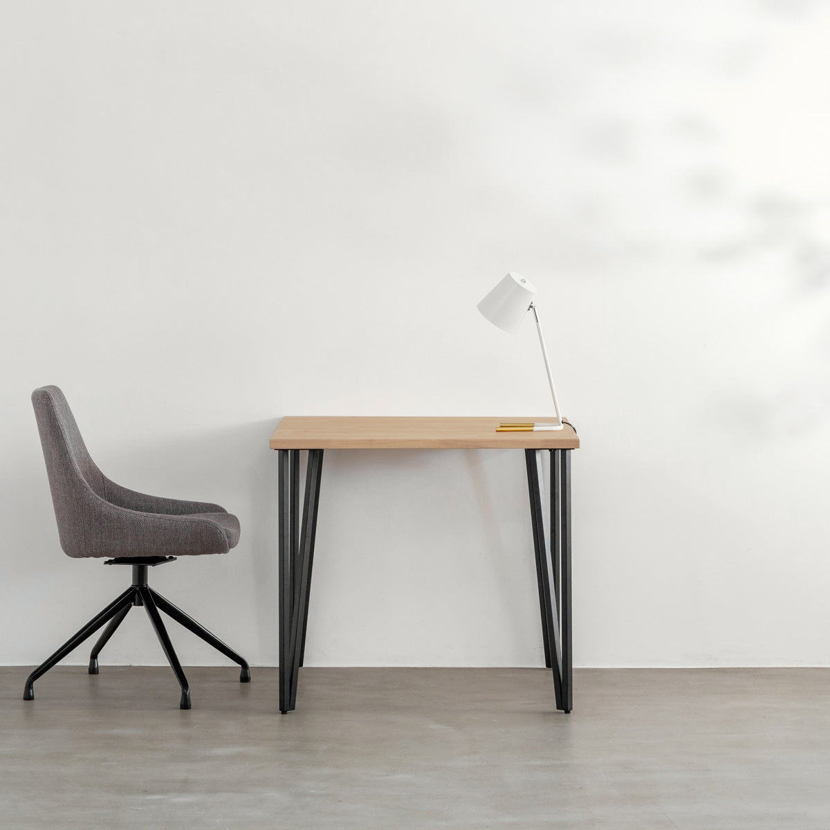 KANADEMONOのラバーウッドアッシュとブラックトライアングルピン4本を組み合わせた一辺80cmスクエア型のカフェテーブルのコーディネート例2