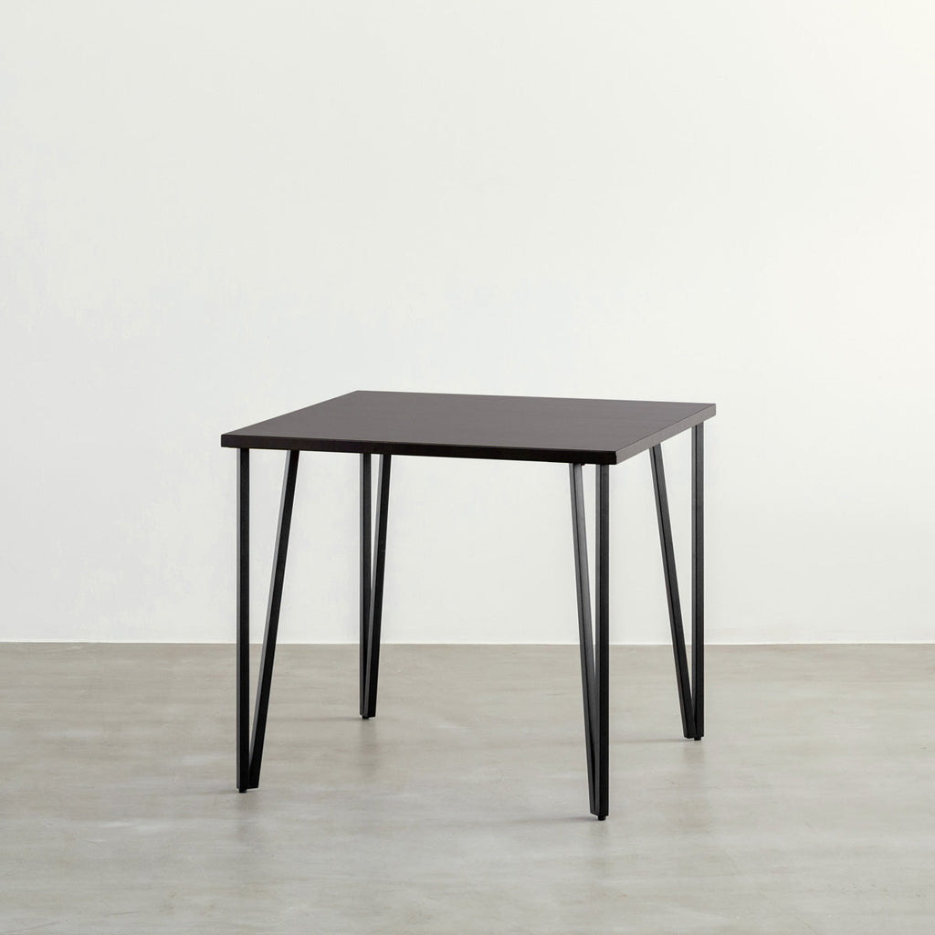 KANADEMONOのラバーウッドブラックブラウンとブラックトライアングルピン4本を組み合わせた一辺80cmスクエア型のカフェテーブル3