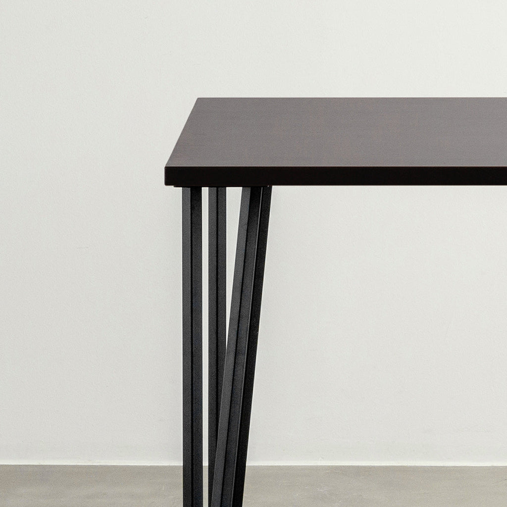 KANADEMONOのラバーウッドブラックブラウンとブラックトライアングルピン4本を組み合わせた一辺80cmスクエア型のカフェテーブル（天板と脚2）