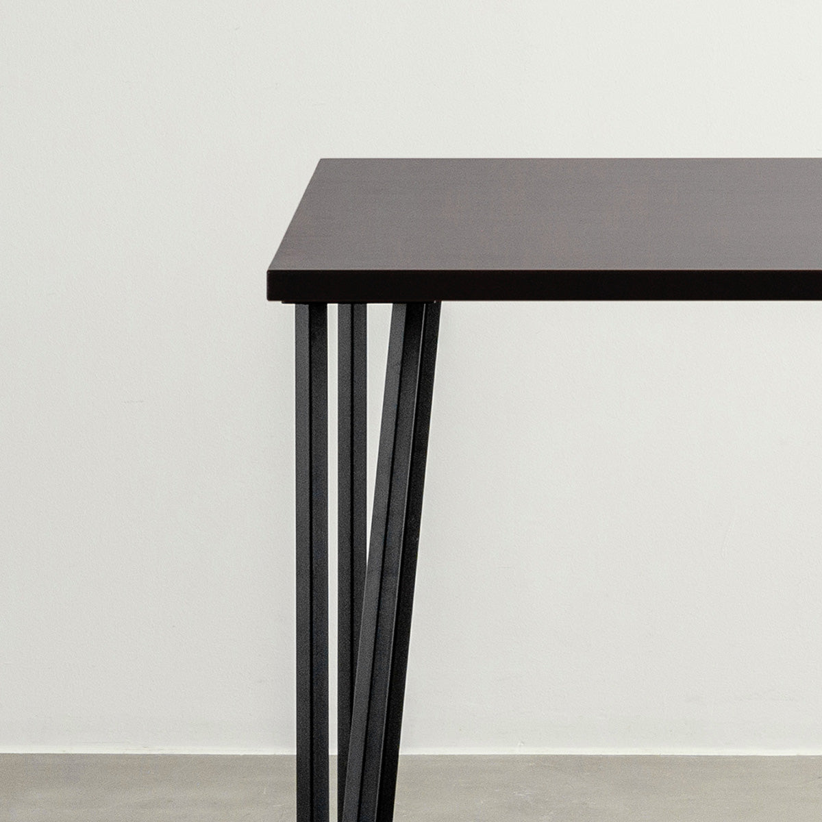 KANADEMONOのラバーウッドブラックブラウンとブラックトライアングルピン4本を組み合わせた一辺80cmスクエア型のカフェテーブル（天板と脚2）