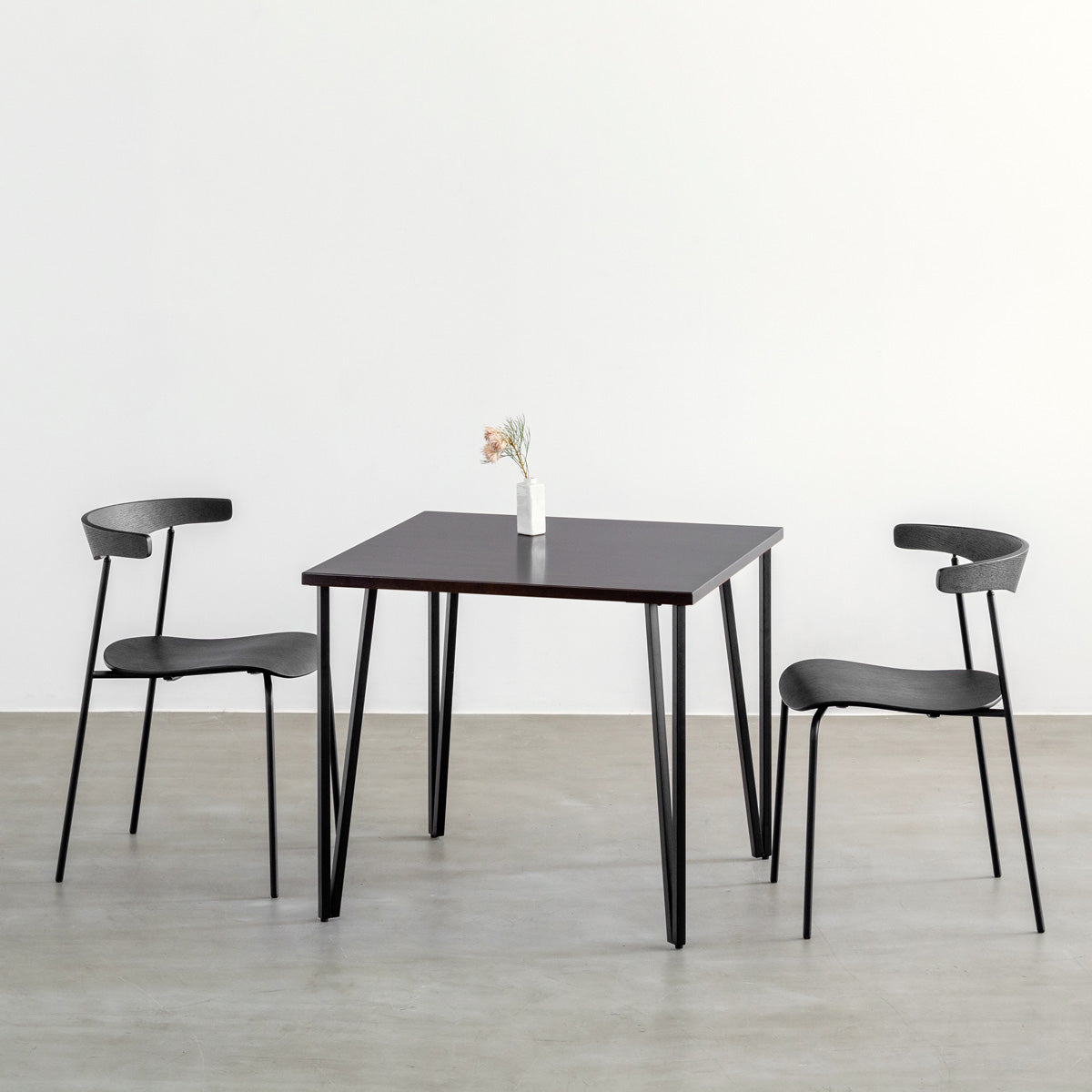 KANADEMONOのラバーウッドブラックブラウンとブラックトライアングルピン4本を組み合わせた一辺80cmスクエア型のカフェテーブルのコーディネート例1