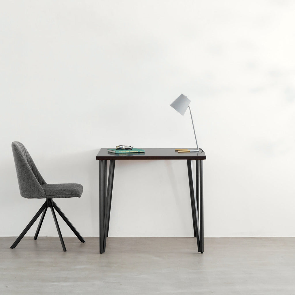 KANADEMONOのラバーウッドブラックブラウンとブラックトライアングルピン4本を組み合わせた一辺80cmスクエア型のカフェテーブルのコーディネート例2