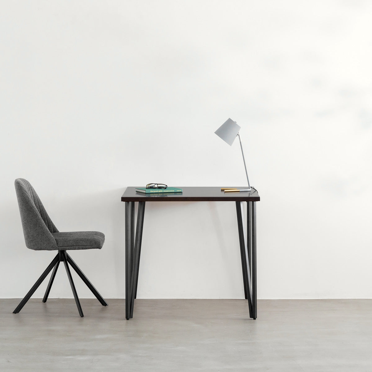 KANADEMONOのラバーウッドブラックブラウンとブラックトライアングルピン4本を組み合わせた一辺80cmスクエア型のカフェテーブルのコーディネート例2