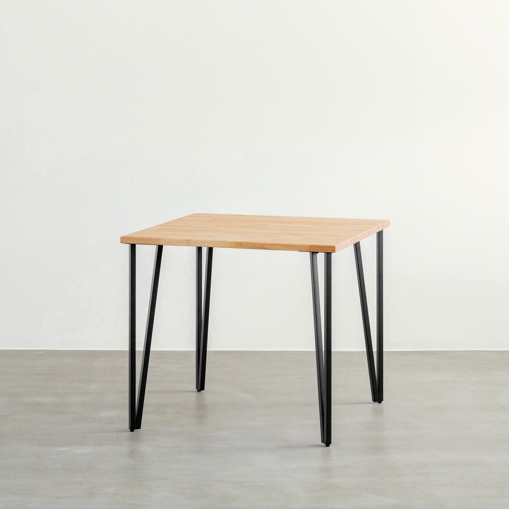 KANADEMONOのラバーウッドナチュラルとブラックトライアングルピン4本を組み合わせた一辺80cmスクエア型のカフェテーブル3