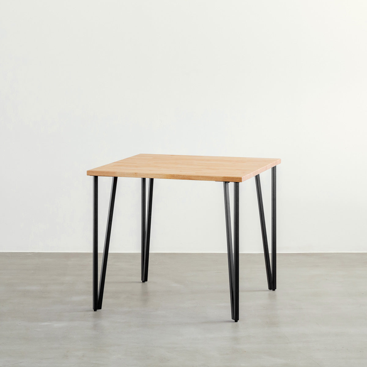 KANADEMONOのラバーウッドナチュラルとブラックトライアングルピン4本を組み合わせた一辺80cmスクエア型のカフェテーブル3