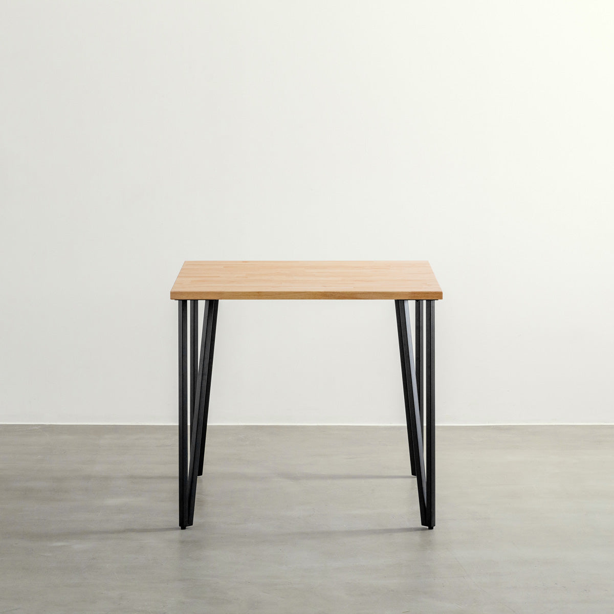 KANADEMONOのラバーウッドナチュラルとブラックトライアングルピン4本を組み合わせた一辺80cmスクエア型のカフェテーブル2