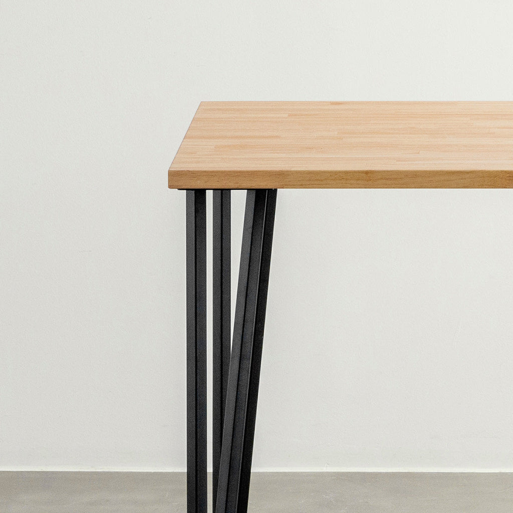KANADEMONOのラバーウッドナチュラルとブラックトライアングルピン4本を組み合わせた一辺80cmスクエア型のカフェテーブル（天板と脚2）