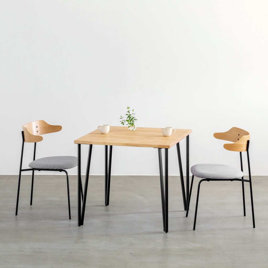 KANADEMONOのラバーウッドナチュラルとブラックトライアングルピン4本を組み合わせた一辺80cmスクエア型のカフェテーブルのコーディネート例1