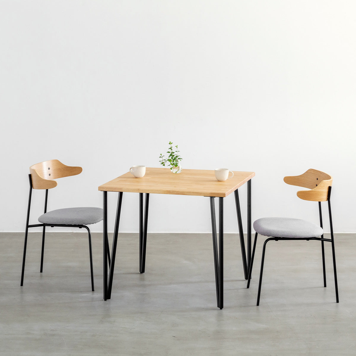KANADEMONOのラバーウッドナチュラルとブラックトライアングルピン4本を組み合わせた一辺80cmスクエア型のカフェテーブルのコーディネート例1