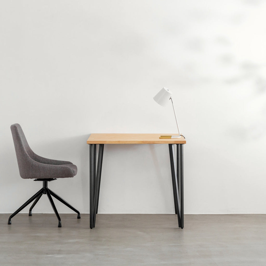 KANADEMONOのラバーウッドナチュラルとブラックトライアングルピン4本を組み合わせた一辺80cmスクエア型のカフェテーブルのコーディネート例2