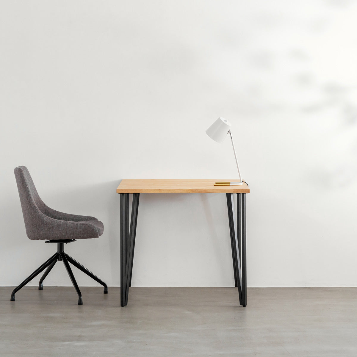 KANADEMONOのラバーウッドナチュラルとブラックトライアングルピン4本を組み合わせた一辺80cmスクエア型のカフェテーブルのコーディネート例2