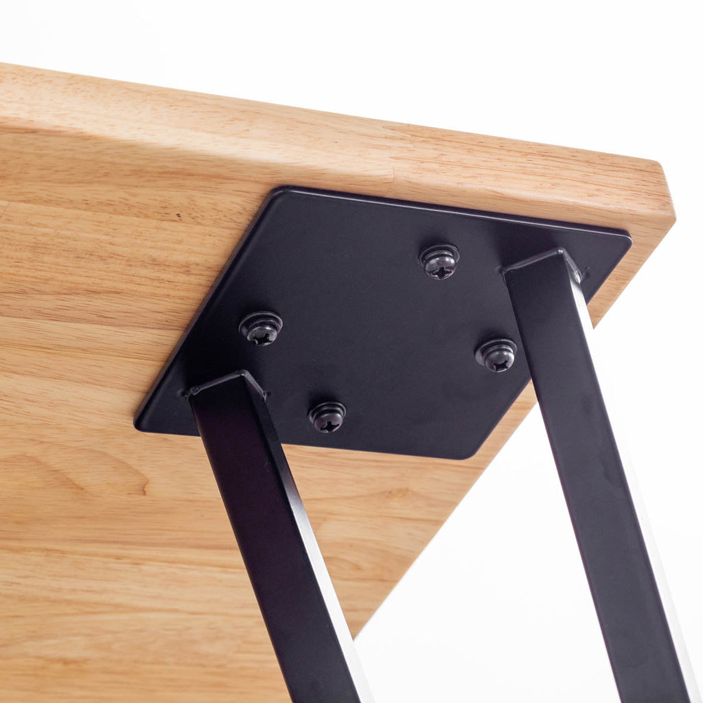 KANADEMONOのラバーウッドナチュラルとブラックトライアングルピン4本を組み合わせた一辺80cmスクエア型のカフェテーブル（天板と脚接合部分）