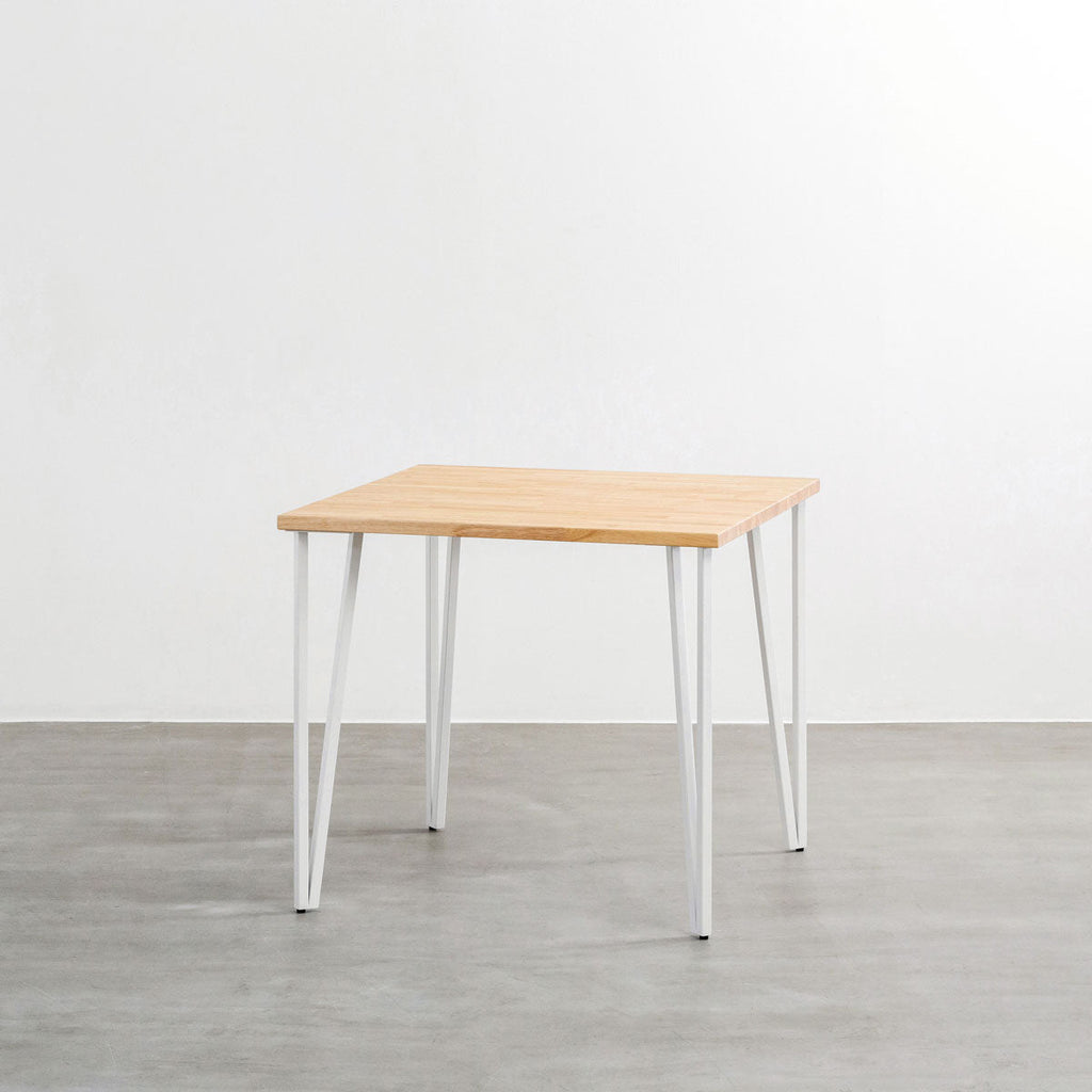 KANADEMONOのラバーウッドナチュラル天板とトライアングルStraightホワイト脚4本を組み合わせた80cmスクエア型のカフェテーブル