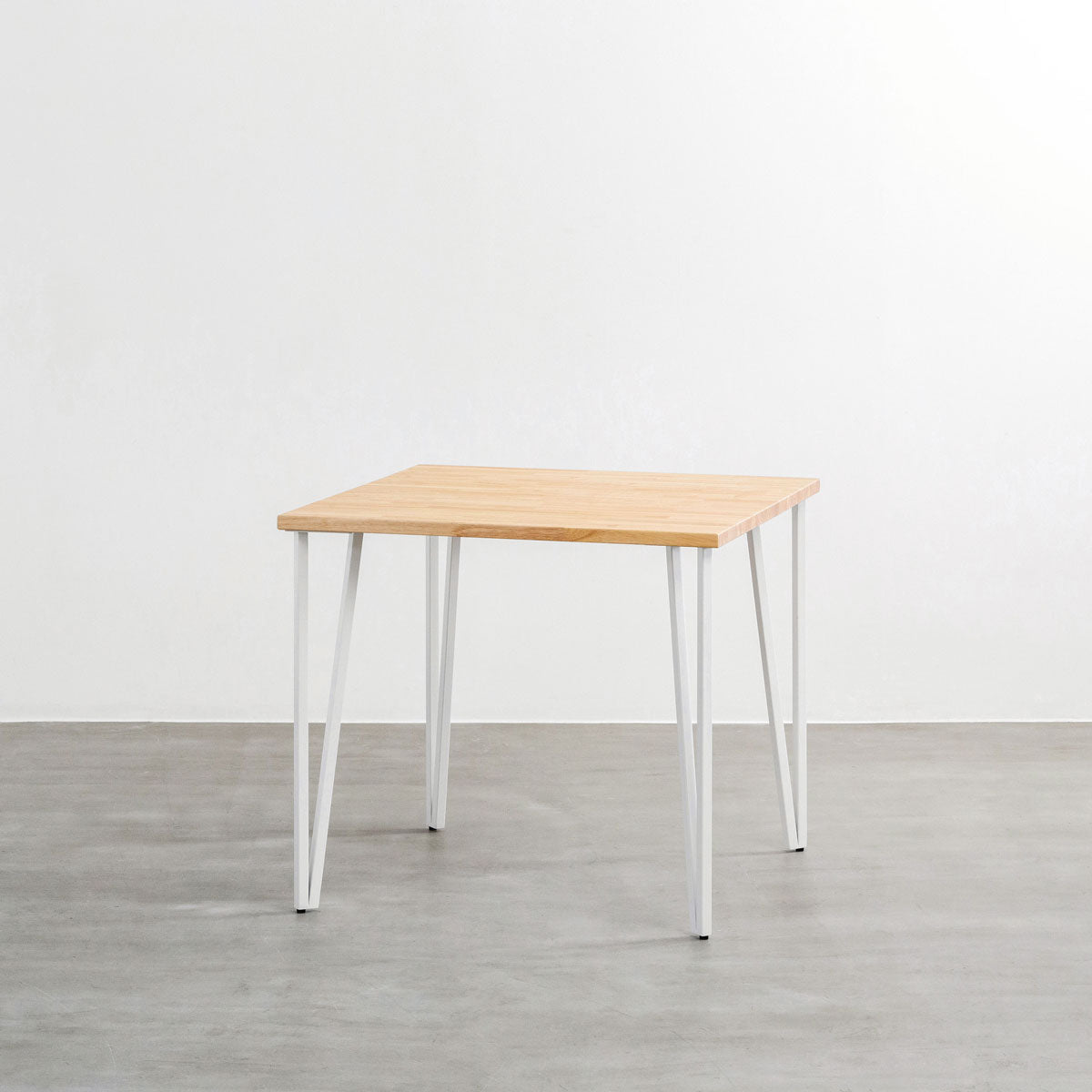 KANADEMONOのラバーウッドナチュラル天板とトライアングルStraightホワイト脚4本を組み合わせた80cmスクエア型のカフェテーブル