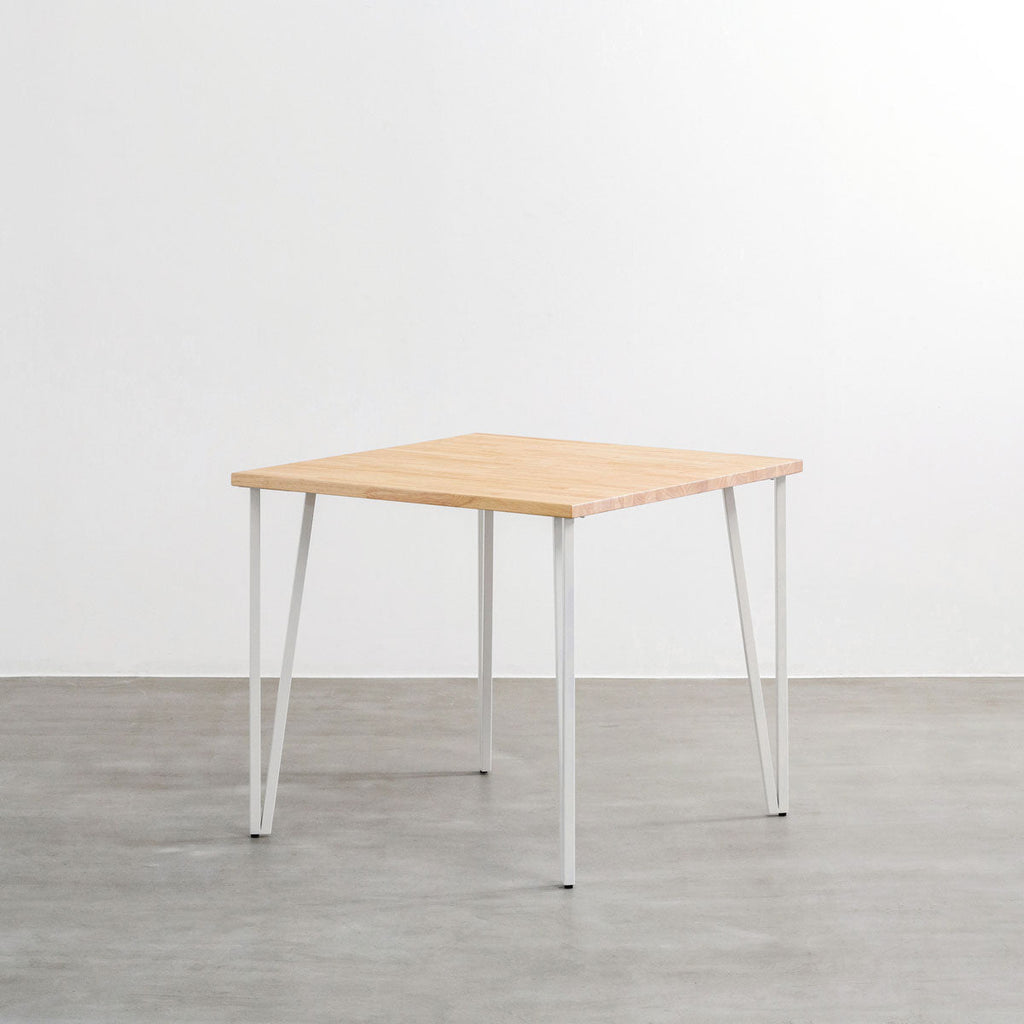 KANADEMONOのラバーウッドナチュラル天板とトライアングルStraightホワイト脚4本を組み合わせた80cmスクエア型のカフェテーブル（斜め）