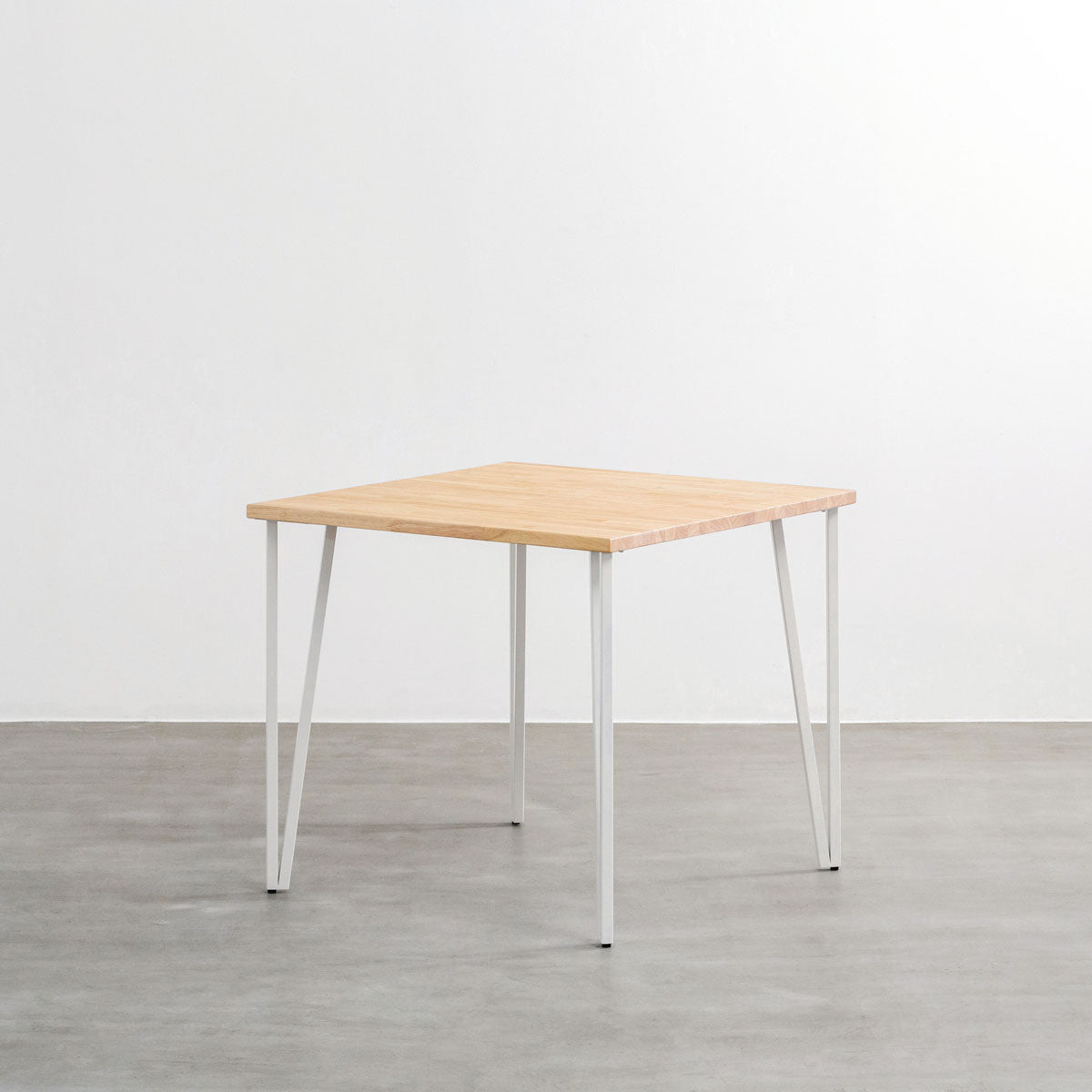 KANADEMONOのラバーウッドナチュラル天板とトライアングルStraightホワイト脚4本を組み合わせた80cmスクエア型のカフェテーブル（斜め）