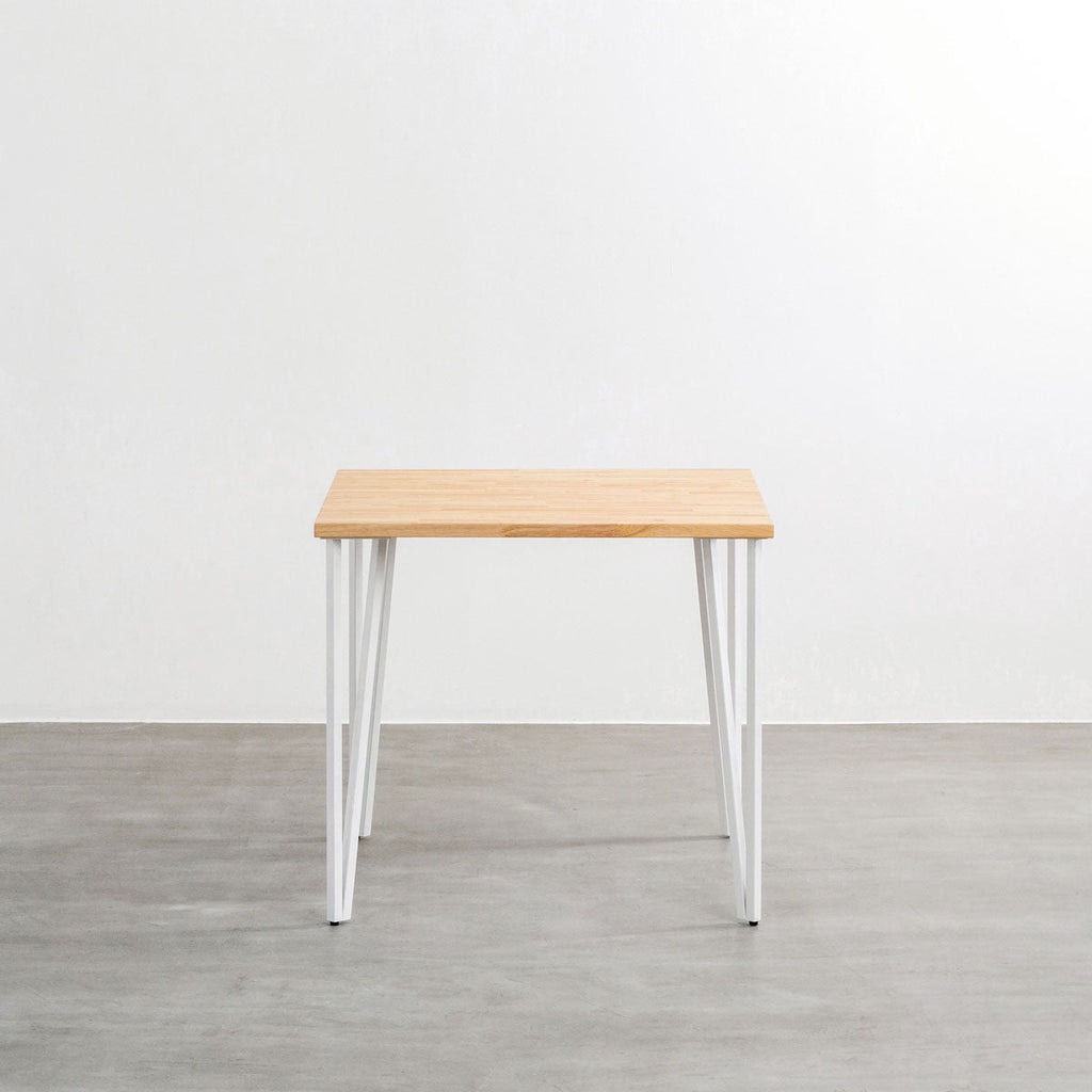 KANADEMONOのラバーウッドナチュラル天板とトライアングルStraightホワイト脚4本を組み合わせた80cmスクエア型のカフェテーブル（正面）