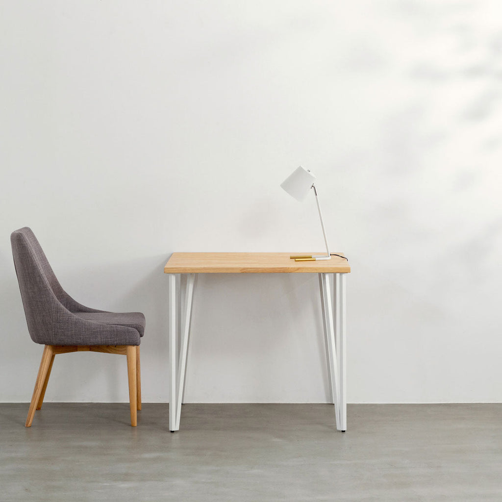 KANADEMONOのラバーウッドナチュラル天板とトライアングルStraightホワイト脚4本を組み合わせた80cmスクエア型のカフェテーブル（使用例2）