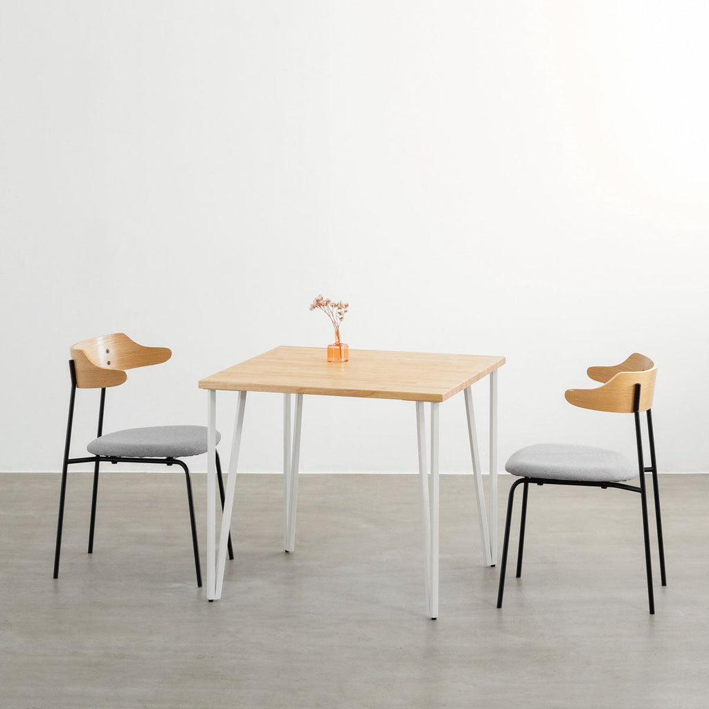 KANADEMONOのラバーウッドナチュラル天板とトライアングルStraightホワイト脚4本を組み合わせた80cmスクエア型のカフェテーブル（使用例）