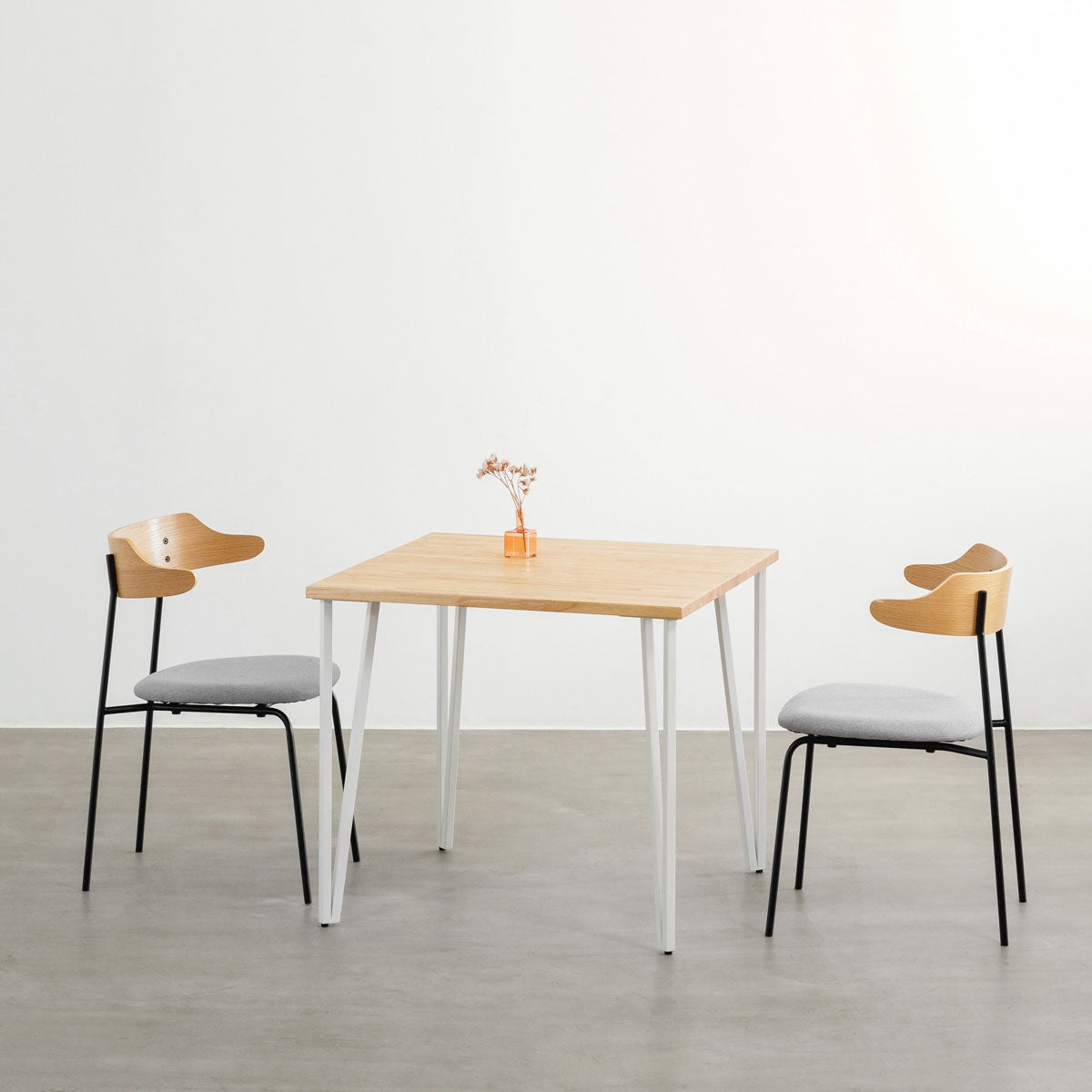 KANADEMONOのラバーウッドナチュラル天板とトライアングルStraightホワイト脚4本を組み合わせた80cmスクエア型のカフェテーブル（使用例）