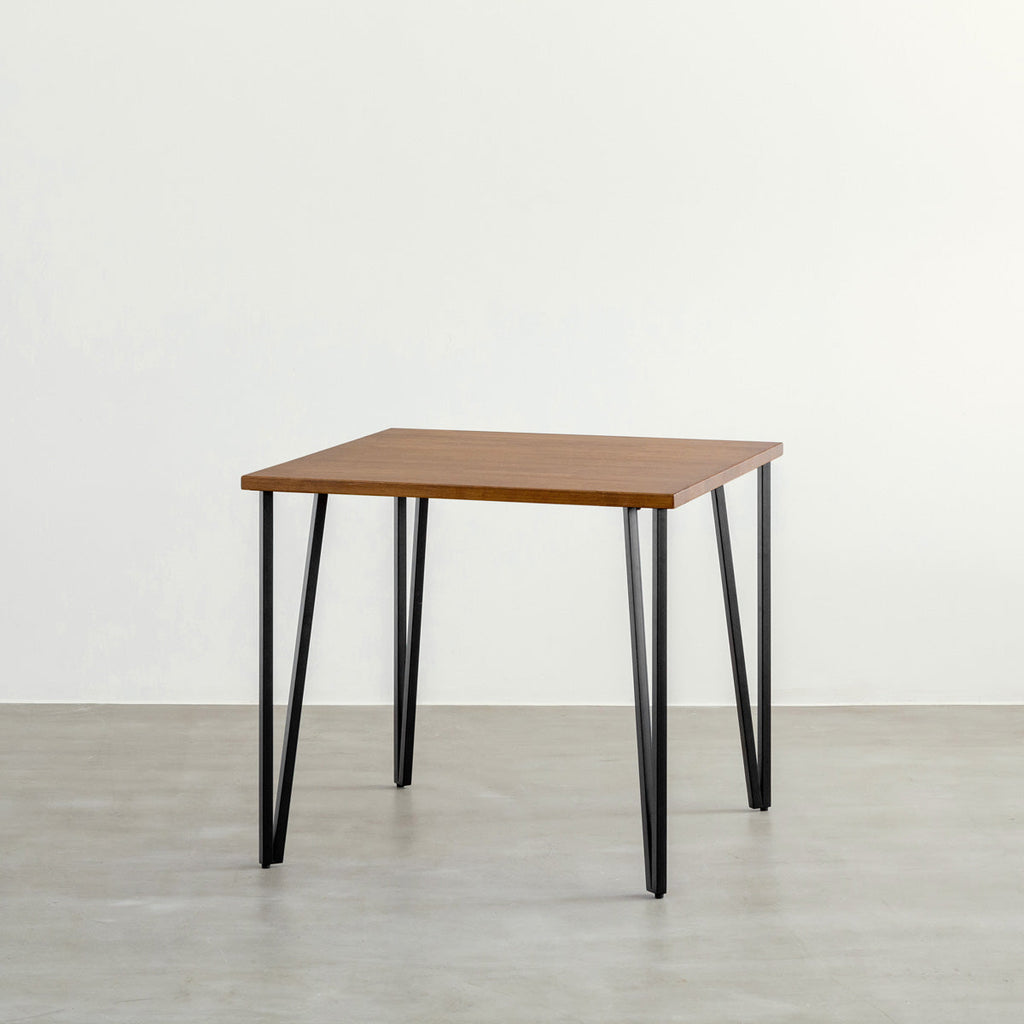 KANADEMONOのラバーウッドチークブラウンとブラックトライアングルピン4本を組み合わせた一辺80cmスクエア型のカフェテーブル3