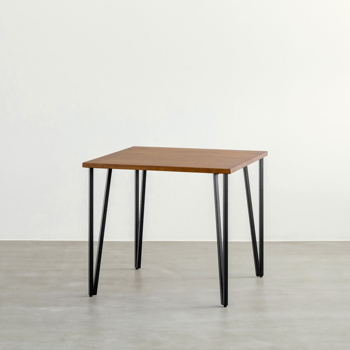 KANADEMONOのラバーウッドチークブラウンとブラックトライアングルピン4本を組み合わせた一辺80cmスクエア型のカフェテーブル3