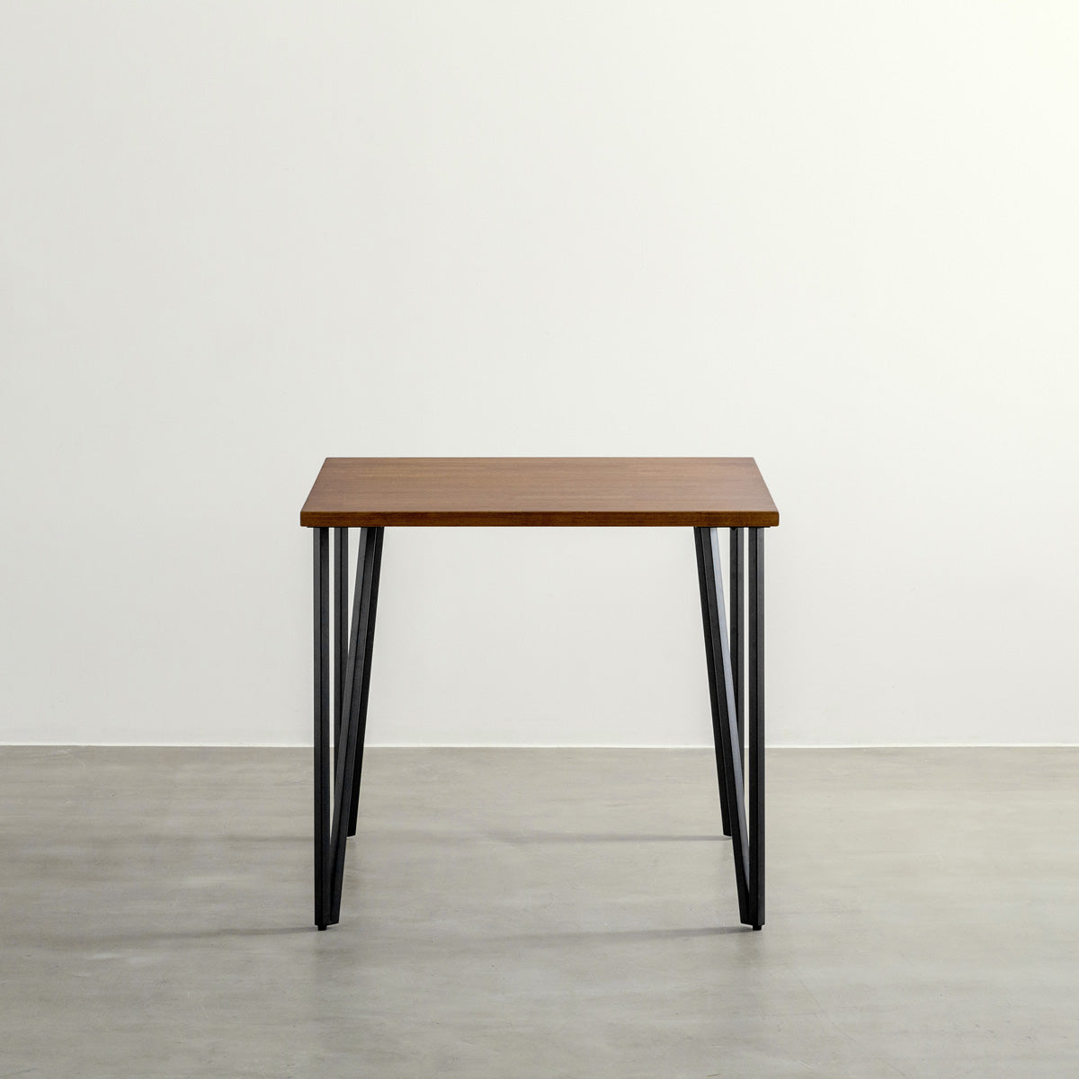 KANADEMONOのラバーウッドチークブラウンとブラックトライアングルピン4本を組み合わせた一辺80cmスクエア型のカフェテーブル2