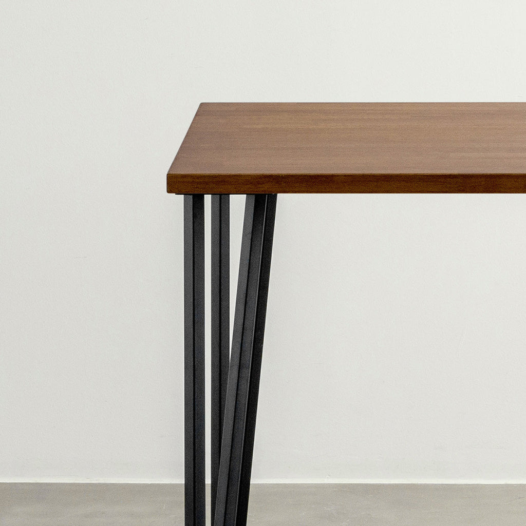 KANADEMONOのラバーウッドチークブラウンとブラックトライアングルピン4本を組み合わせた一辺80cmスクエア型のカフェテーブル（天板と脚2）