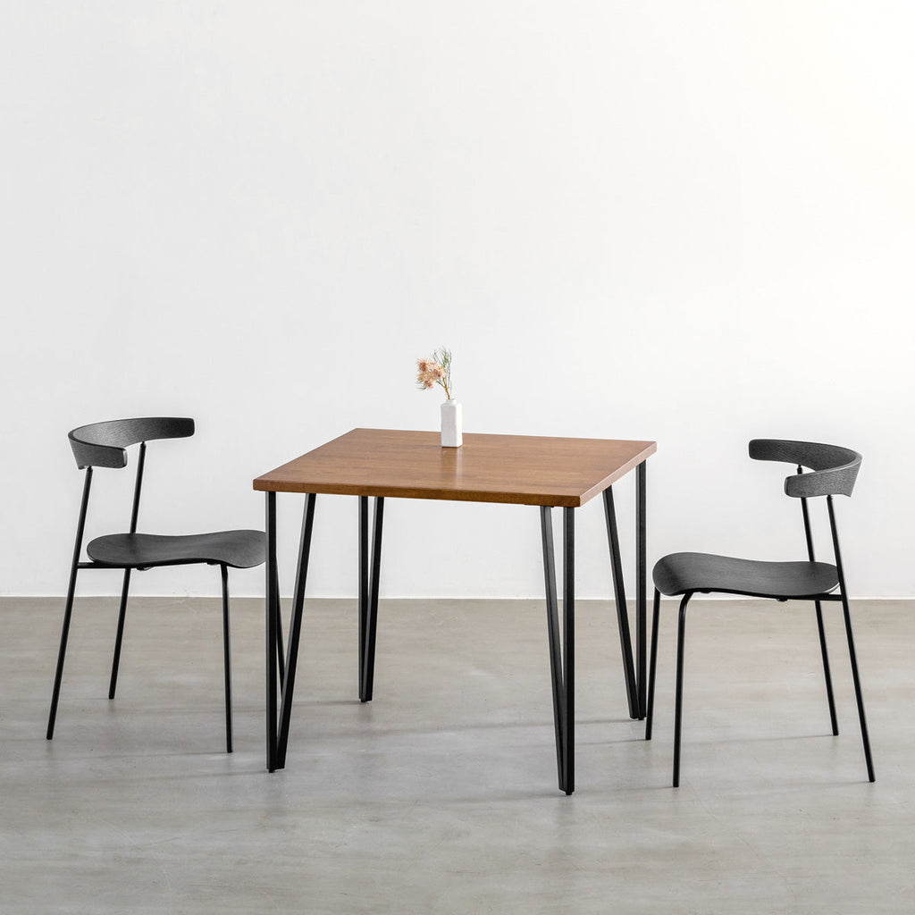 KANADEMONOのラバーウッドチークブラウンとブラックトライアングルピン4本を組み合わせた一辺80cmスクエア型のカフェテーブルのコーディネート1