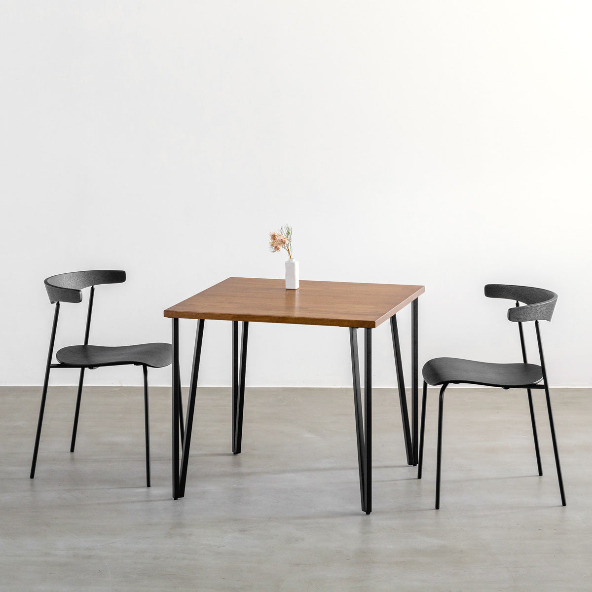 KANADEMONOのラバーウッドチークブラウンとブラックトライアングルピン4本を組み合わせた一辺80cmスクエア型のカフェテーブルのコーディネート1