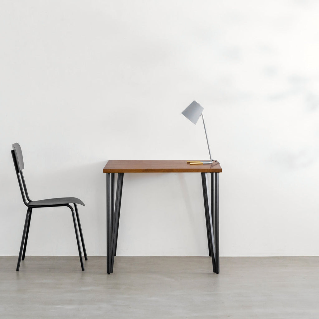 KANADEMONOのラバーウッドチークブラウンとブラックトライアングルピン4本を組み合わせた一辺80cmスクエア型のカフェテーブルのコーディネート1