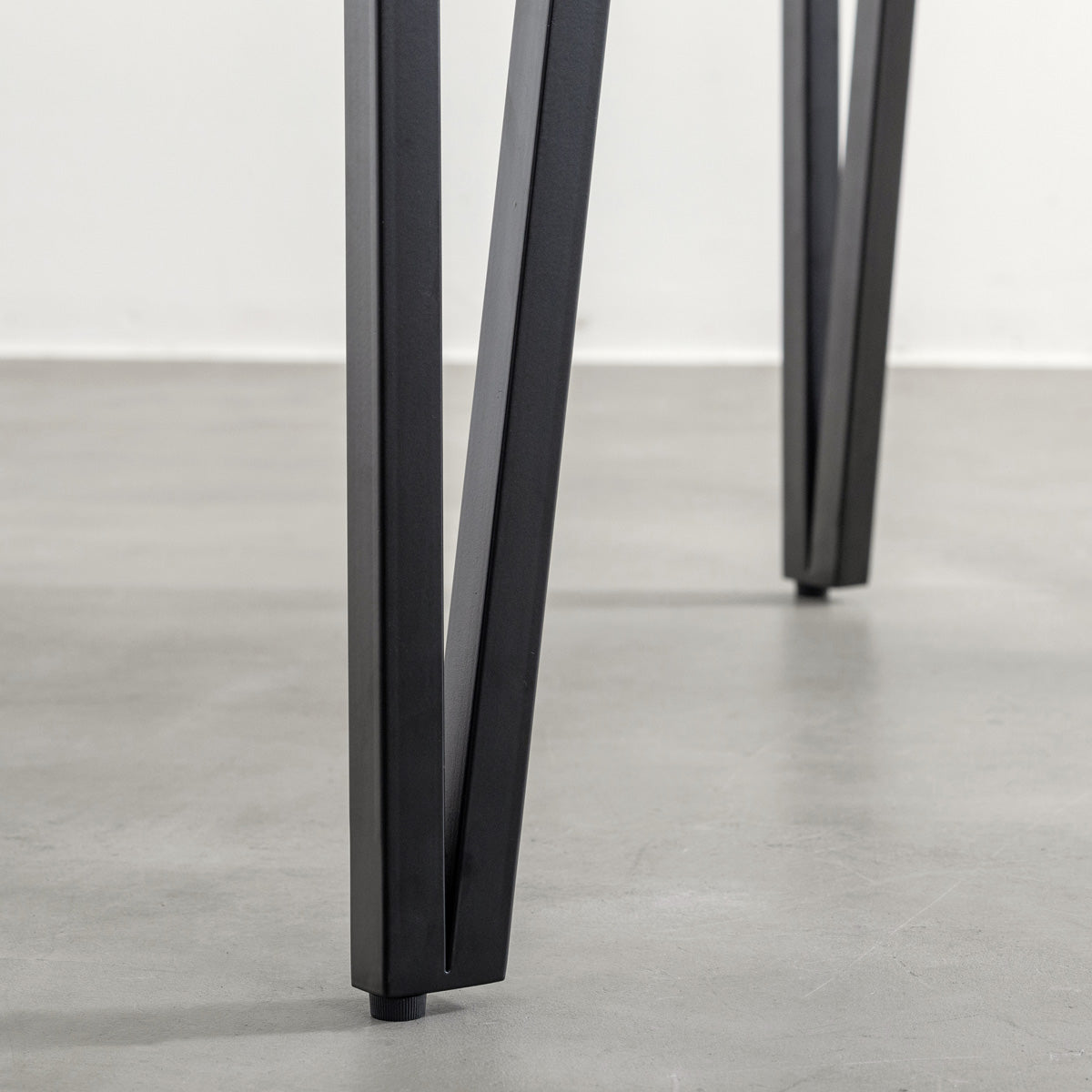 KANADEMONOのラバーウッドブラックブラウンとブラックトライアングルピン4本を組み合わせた一辺80cmスクエア型のカフェテーブル（脚）