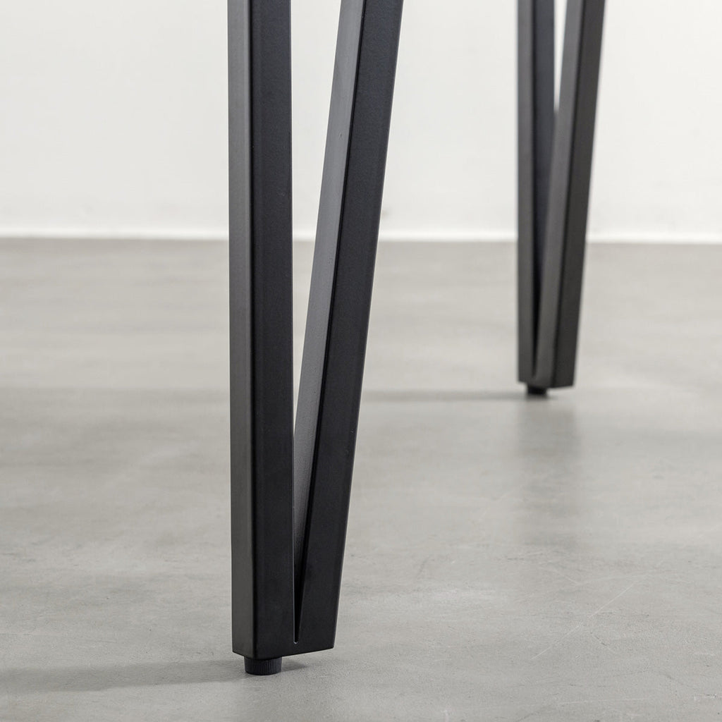 KANADEMONOのラバーウッドチークブラウンとブラックトライアングルピン4本を組み合わせた一辺80cmスクエア型のカフェテーブル（脚）