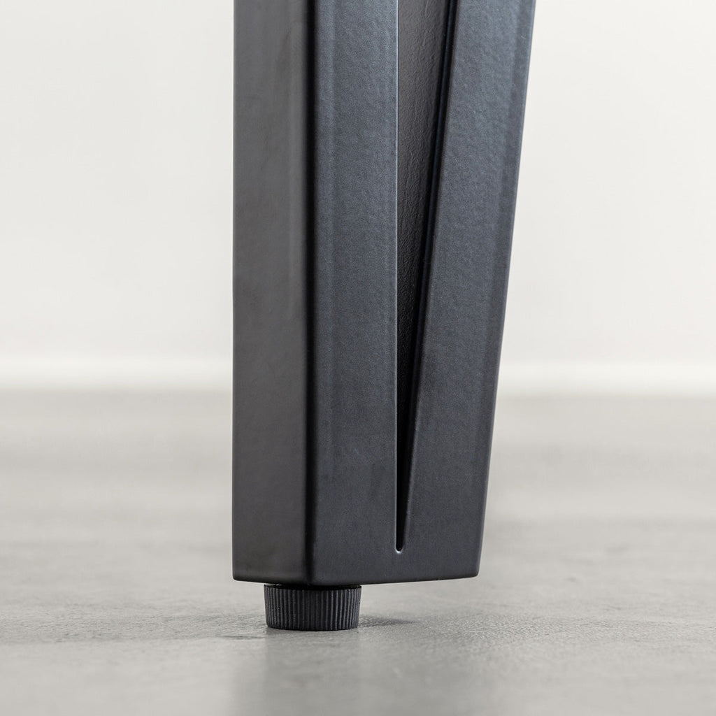 KANADEMONOのラバーウッドブラックブラウンとブラックトライアングルピン4本を組み合わせた一辺100cmスクエア型のカフェテーブル（アジャスター部分）