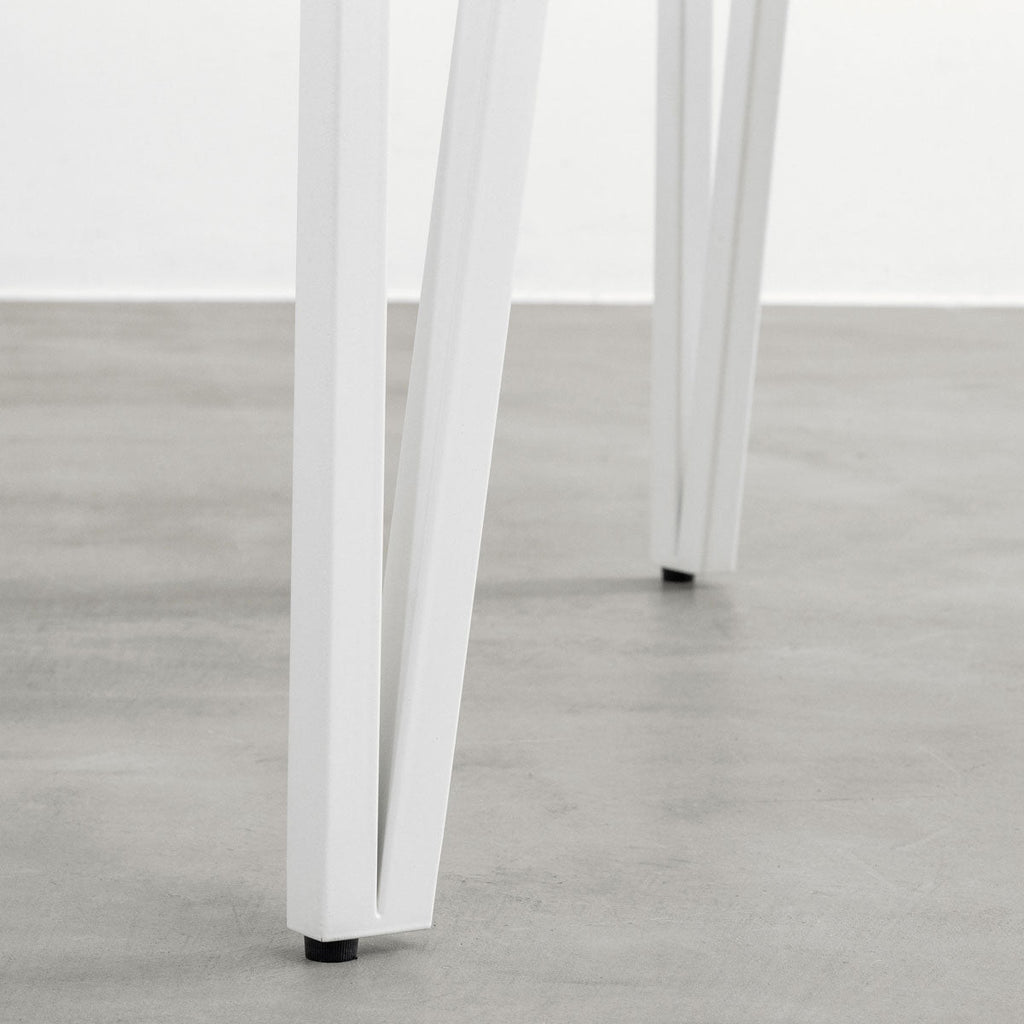 KANADEMONOのリノリウムMushroom天板とトライアングルStraightホワイト脚4本を組み合わせた100cmスクエア型のカフェテーブル（脚）