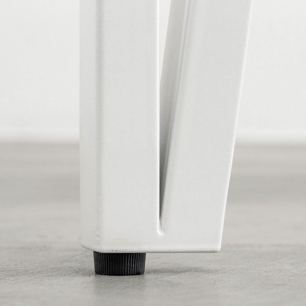 KANADEMONOのリノリウムMushroom天板とトライアングルStraightホワイト脚4本を組み合わせた100cmスクエア型のカフェテーブル（アジャスター）