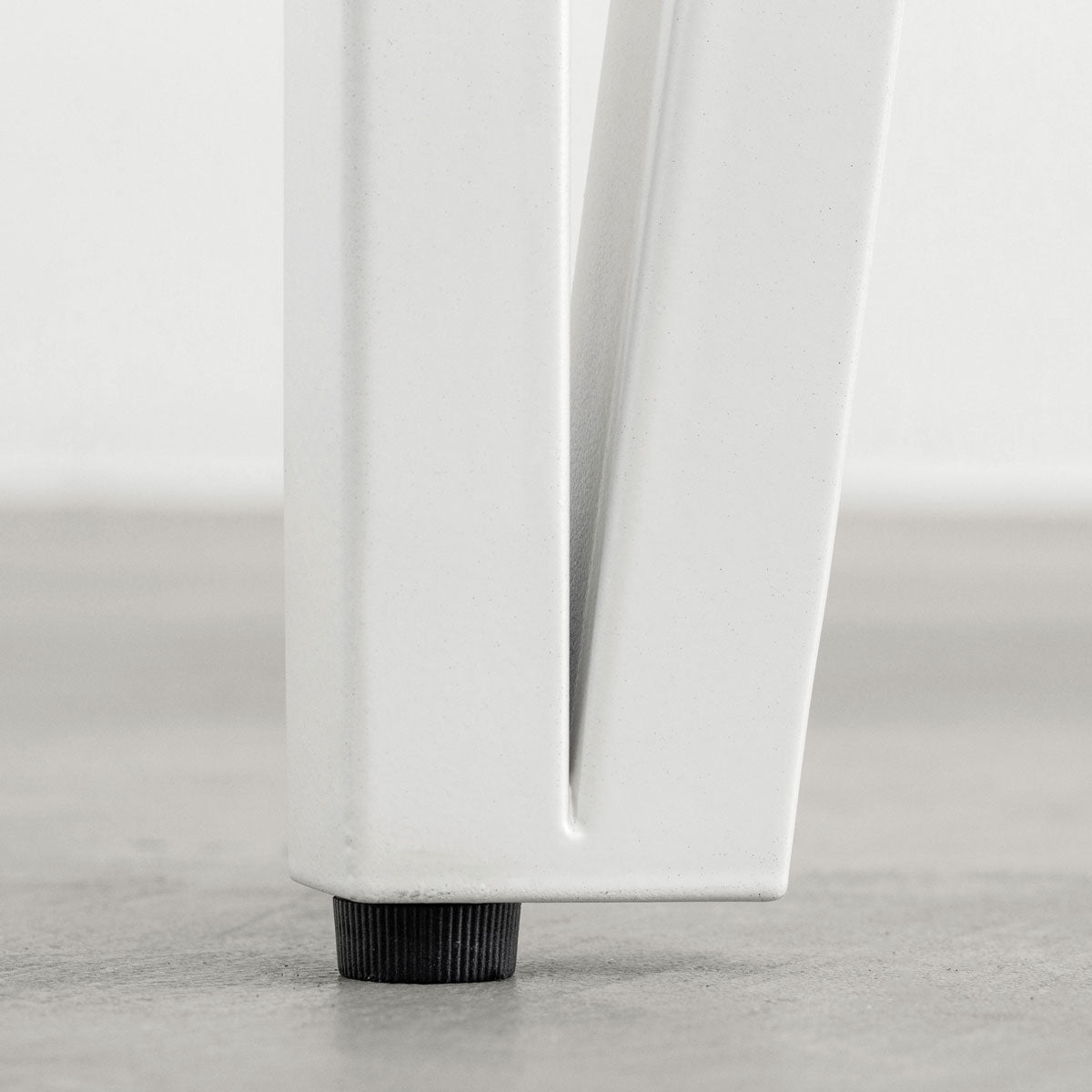 KANADEMONOのリノリウムMushroom天板とトライアングルStraightホワイト脚4本を組み合わせた100cmスクエア型のカフェテーブル（アジャスター）