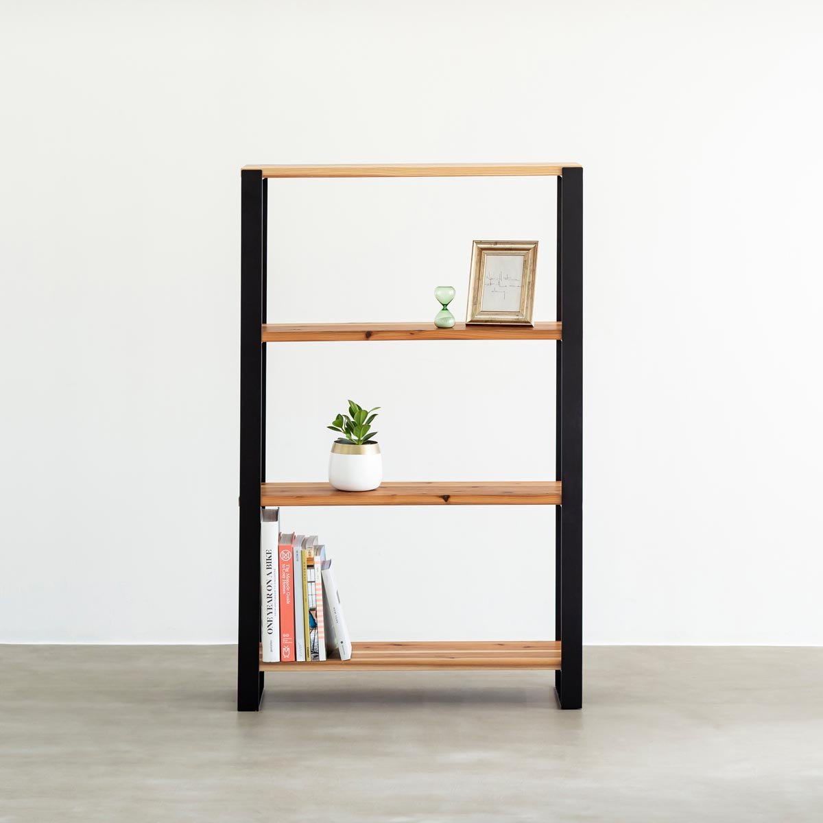 Kanademonoの杉無垢の棚板とアイアン脚を組み合わせたシェルフの使用例1