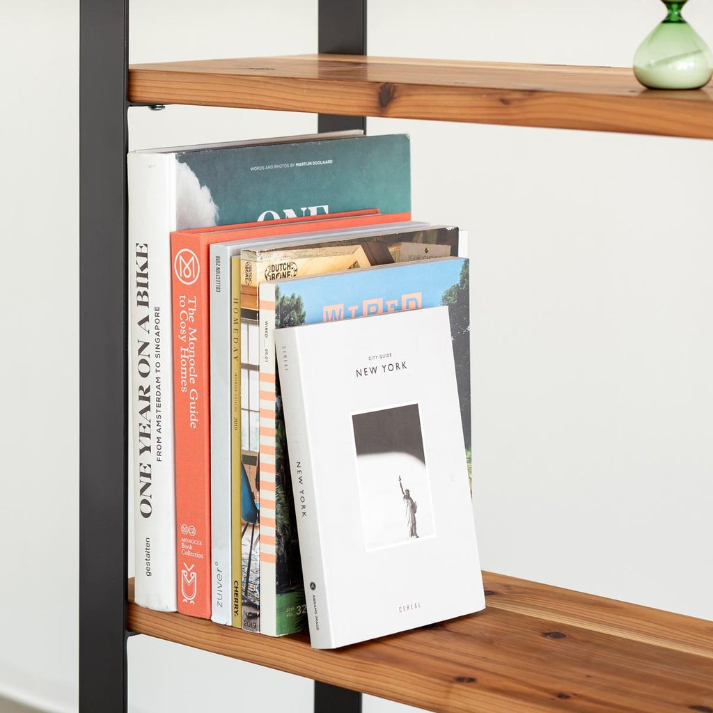 Kanademonoの杉無垢の棚板とアイアン脚を組み合わせたシェルフの使用例2