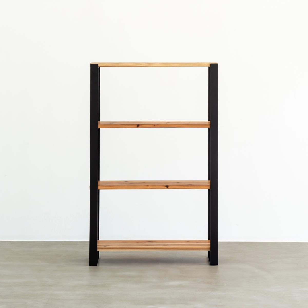 Kanademonoの杉無垢の棚板とアイアン脚を組み合わせたシェルフ（正面）