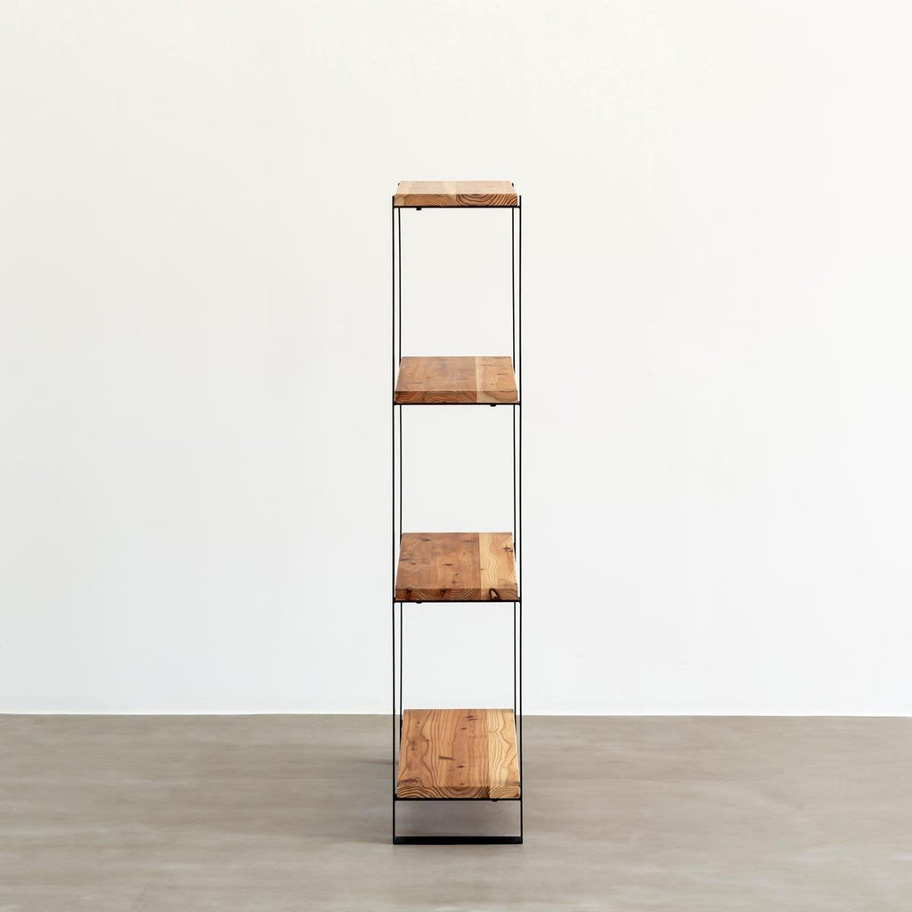 Kanademonoの杉無垢の棚板とアイアン脚を組み合わせたシェルフ（横からのアングル）