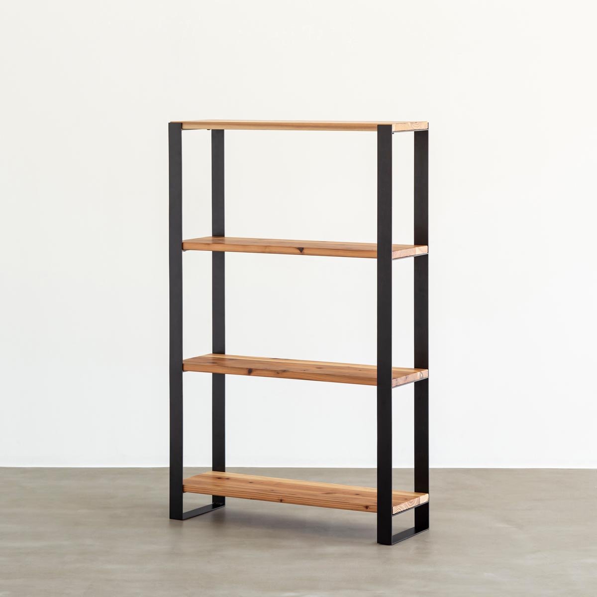 Kanademonoの杉無垢の棚板とアイアン脚を組み合わせたシェルフ